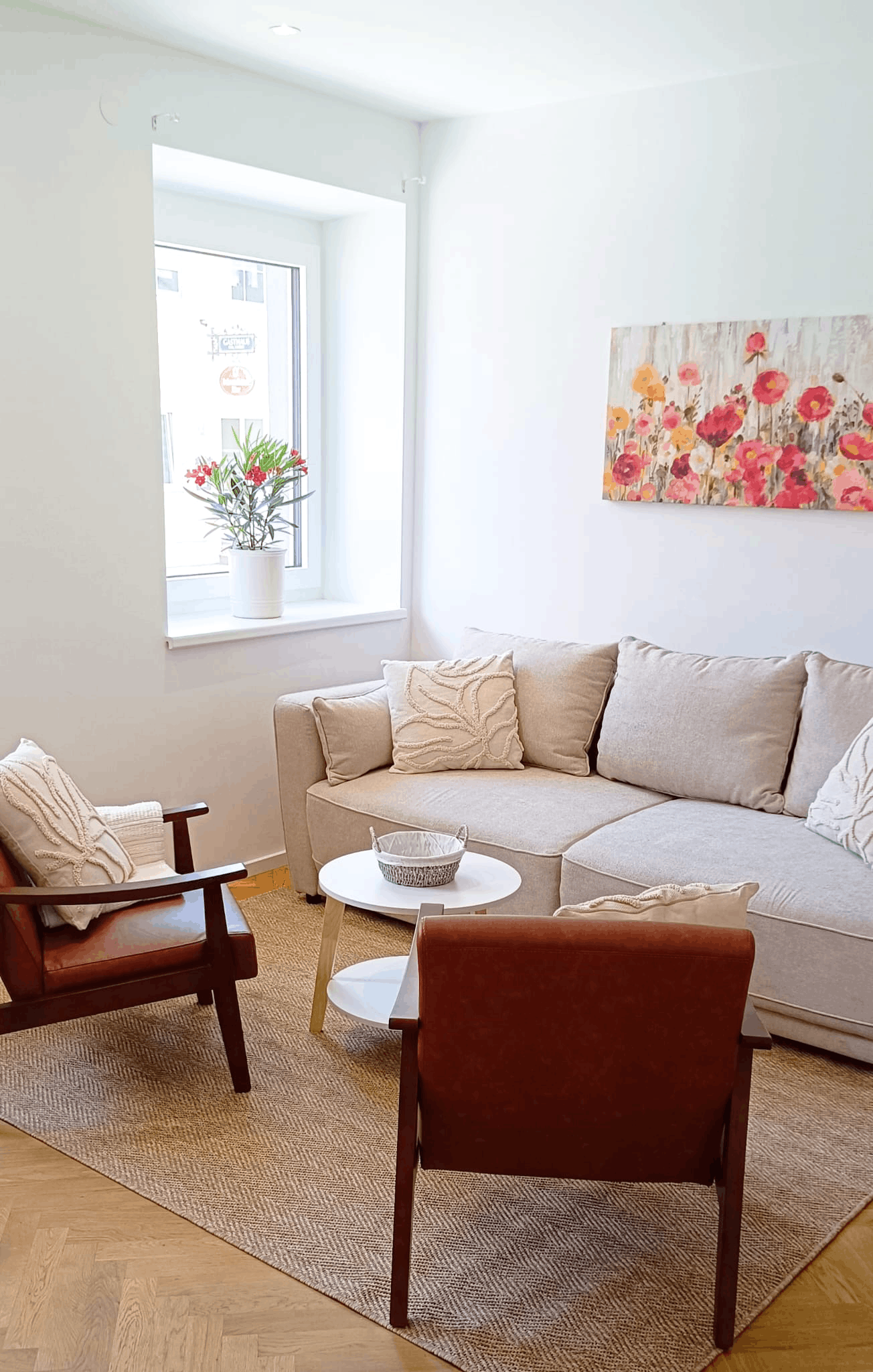 Helles Wohnzimmer mit bequemer Cauch und Sesseln