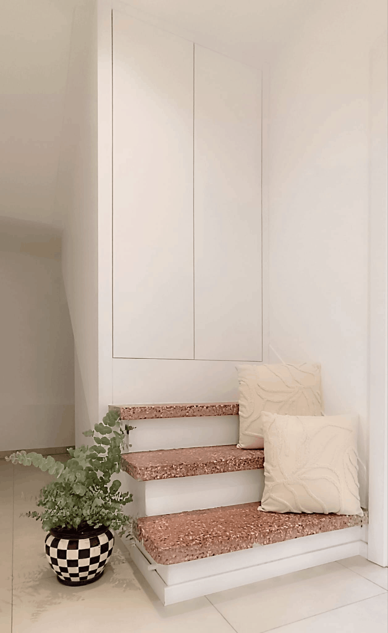 Weißer Schrank in der Wand