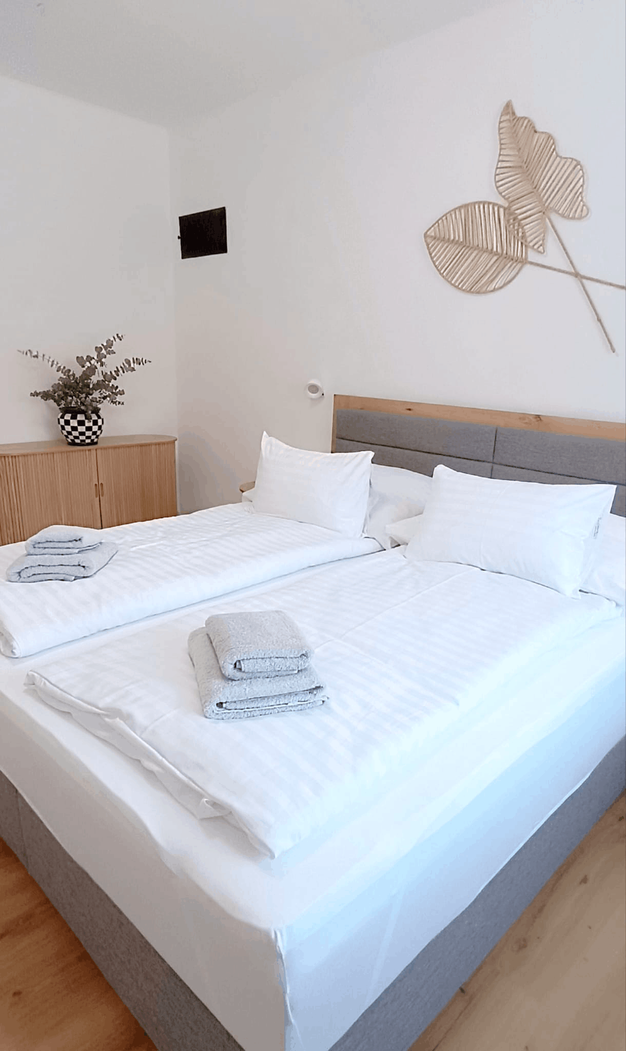 Weiß/graues Doppelbett mit schöner Wand dekoration