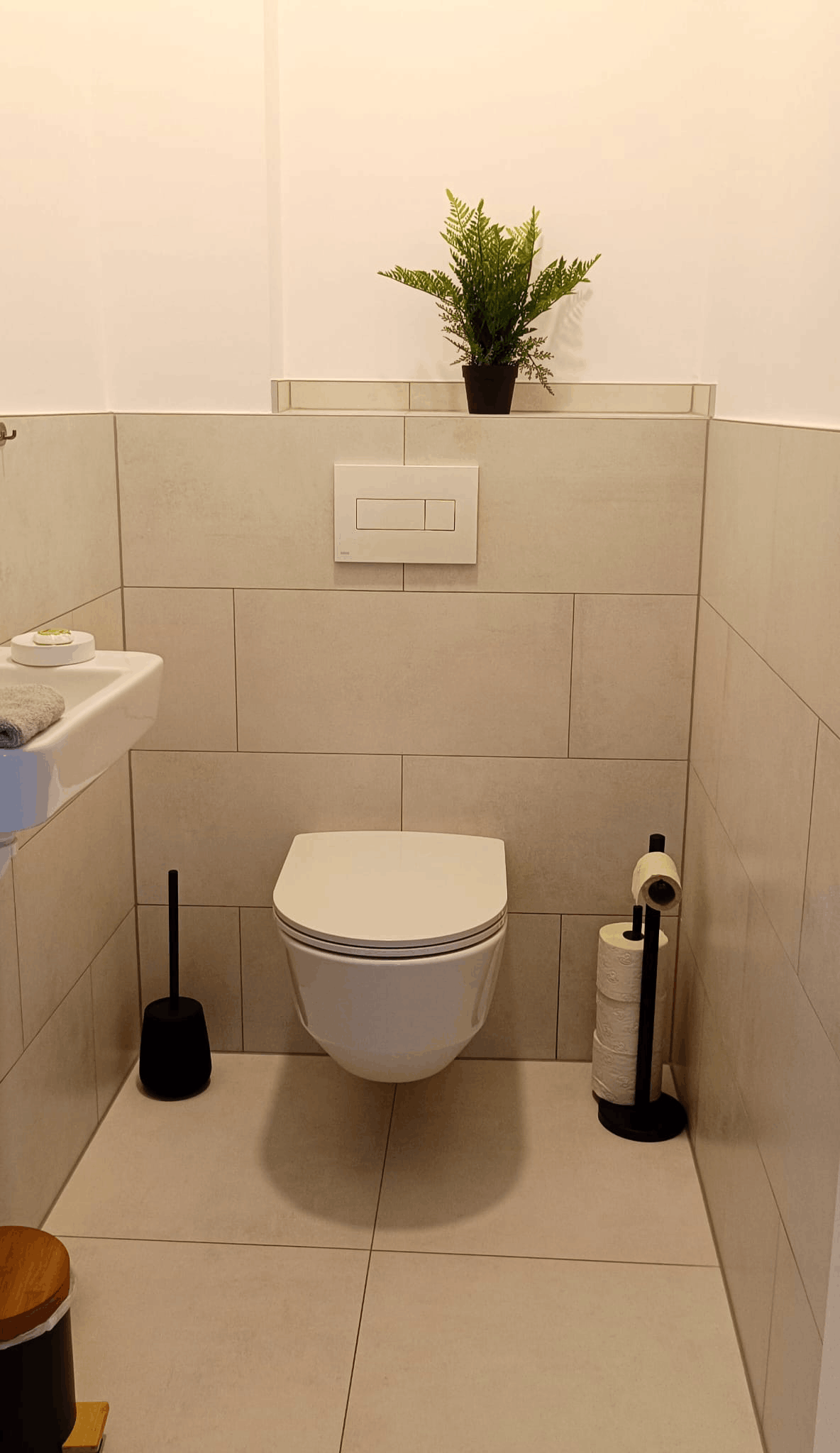 Modernes WC mit Waschbecken in einem Raum