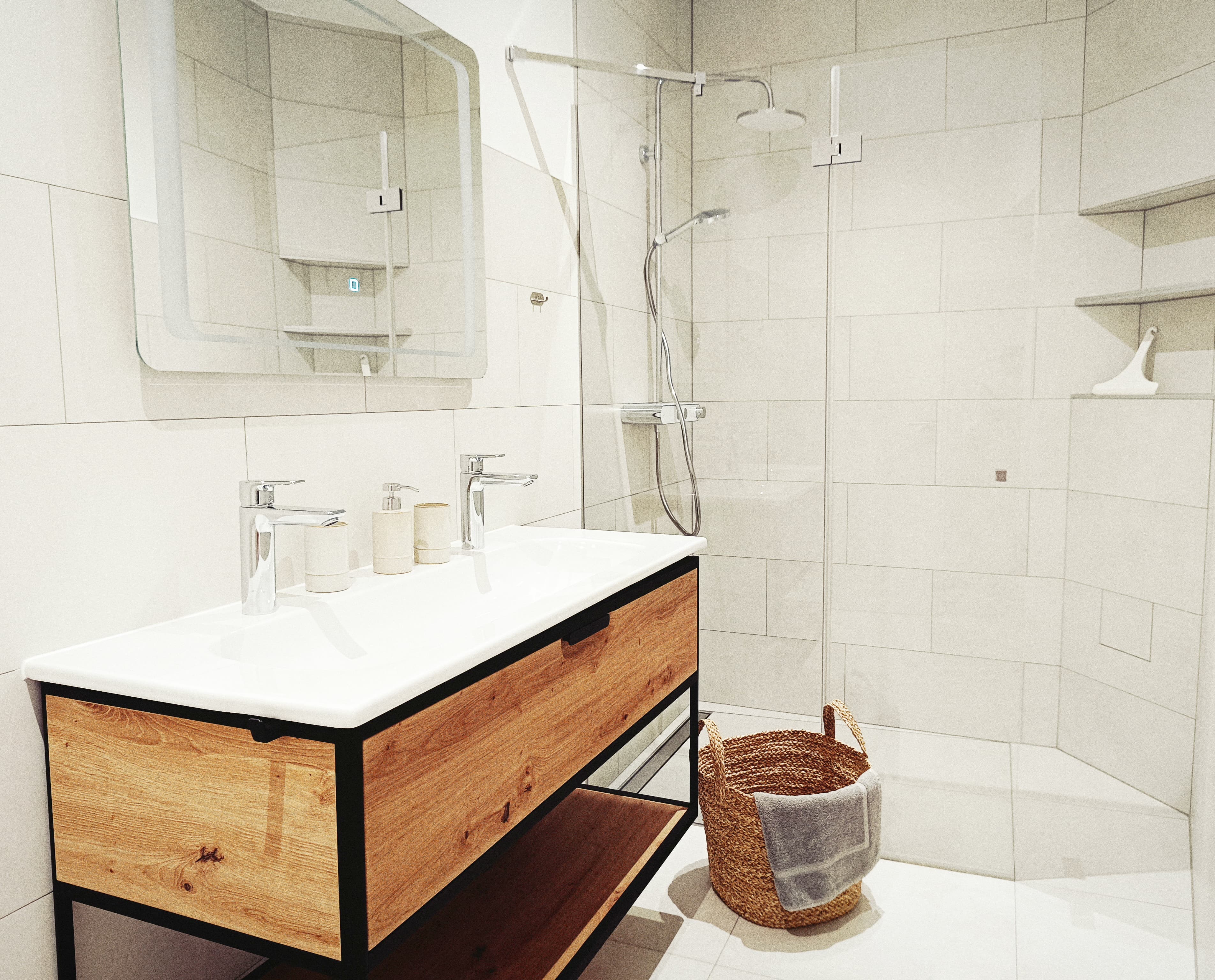 Modernes Badezimmer mit einem Doppelwaschtisch-Waschtischunterschrank aus Holz, einer weißen Arbeitsplatte und einem großen Spiegel. Minimalistic shower area, wicker basket, neutral tones. Clean, serene ambiance.